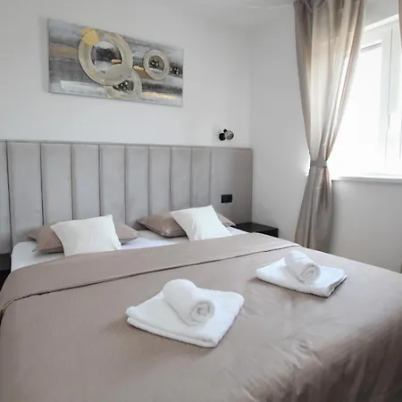 Apartman With Parking Space - 24605 *