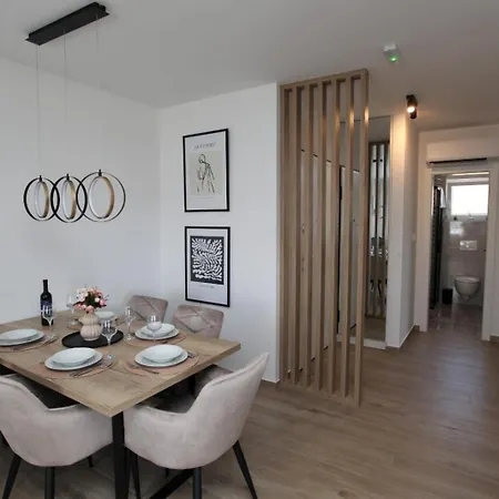 Apartman With Parking Space - 24605 Trogir