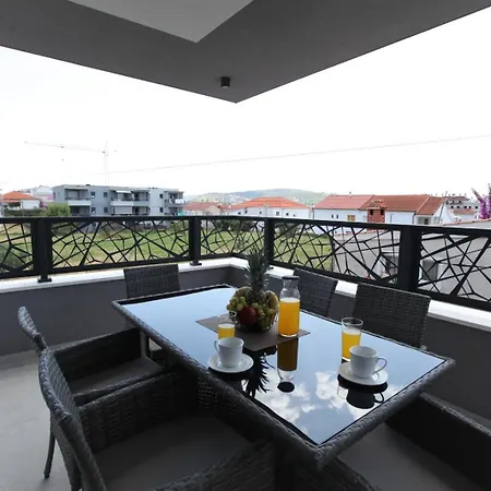 Apartman With Parking Space - 24605 Trogir